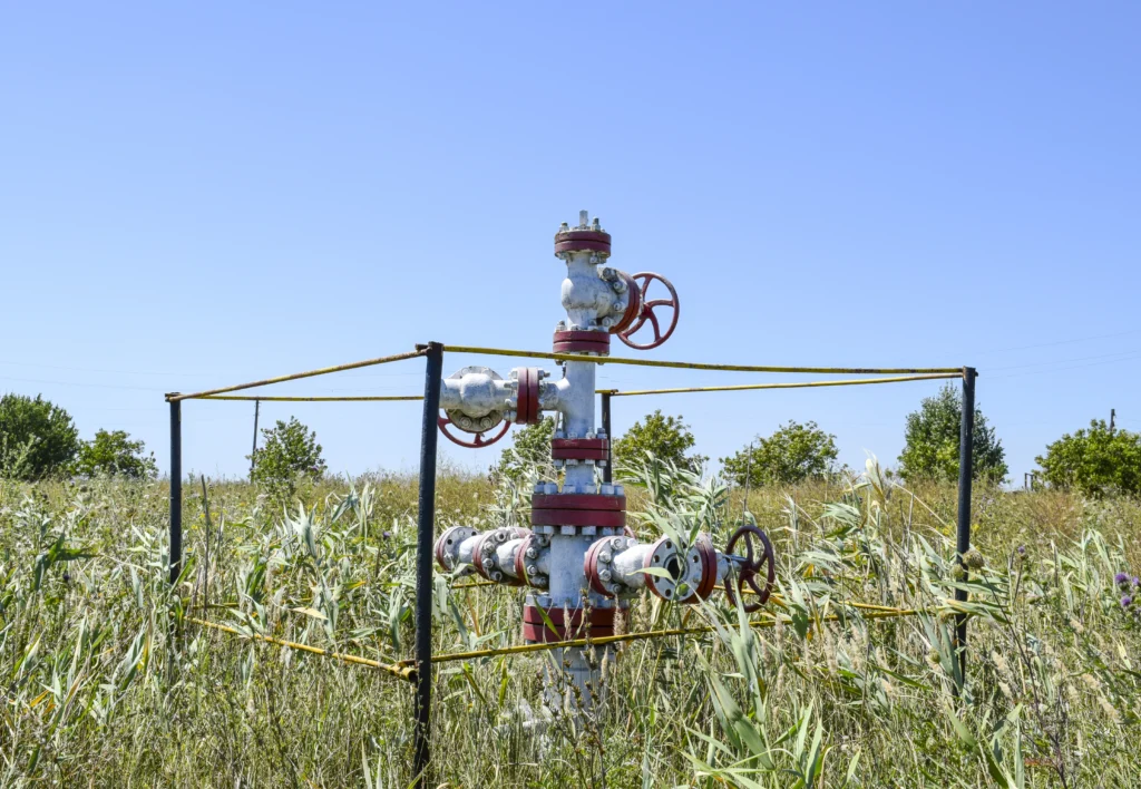 Imagem de um equipamento industrial de controle de motores, possivelmente um soft starter, localizado em campo aberto com vegetação ao redor.