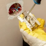 Eletricista mostrando como instalar tomada com interruptor