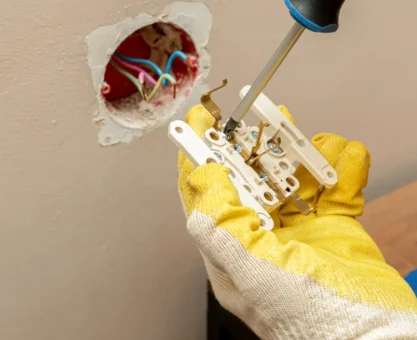 Eletricista mostrando como instalar tomada com interruptor