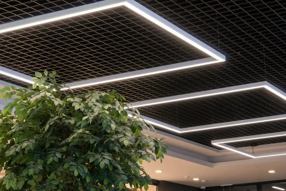Iluminação de LED moderna instalada no teto de um espaço interno, destacando linhas de luz elegantes que proporcionam uma iluminação eficiente e esteticamente agradável.