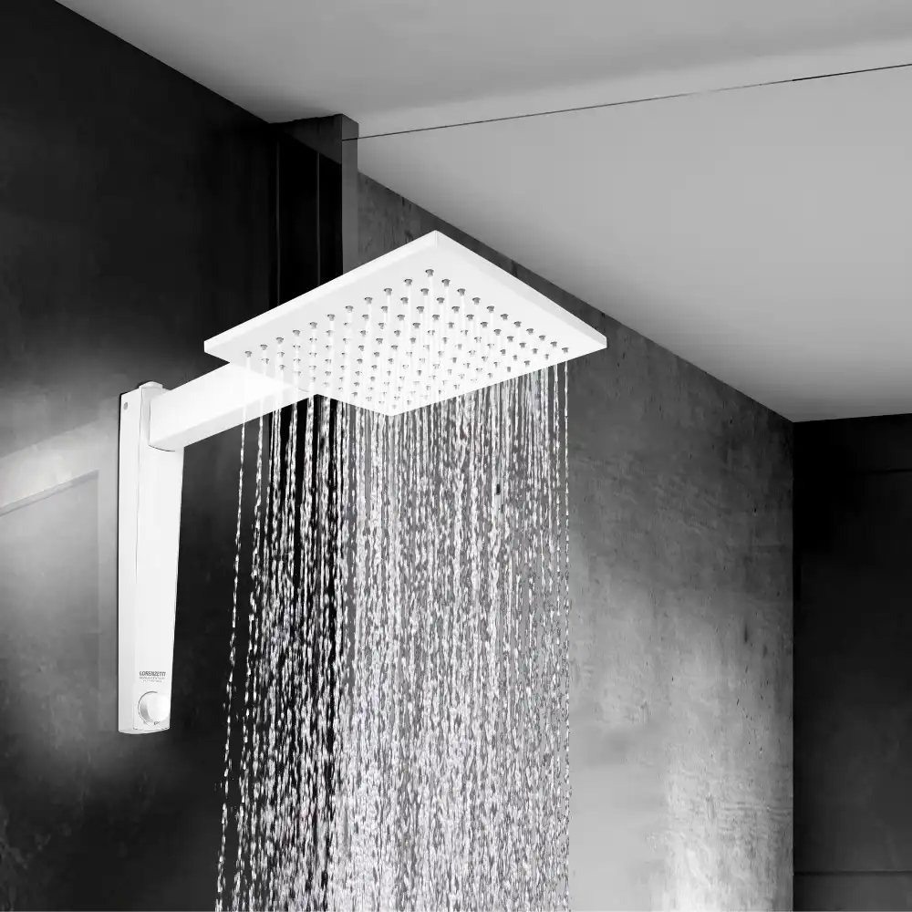 Chuveiro de banho Lorenzetti 220v moderno de parede com jatos de água em um banheiro minimalista em preto e branco.