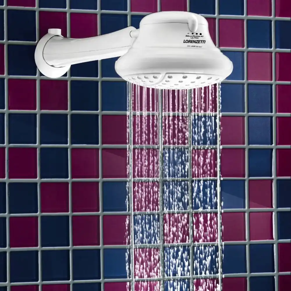Chuveiro de ducha Lorenzetti 220v com efeito de água caindo, instalado em um banheiro com parede de azulejos coloridos em tons de rosa, azul e roxo.