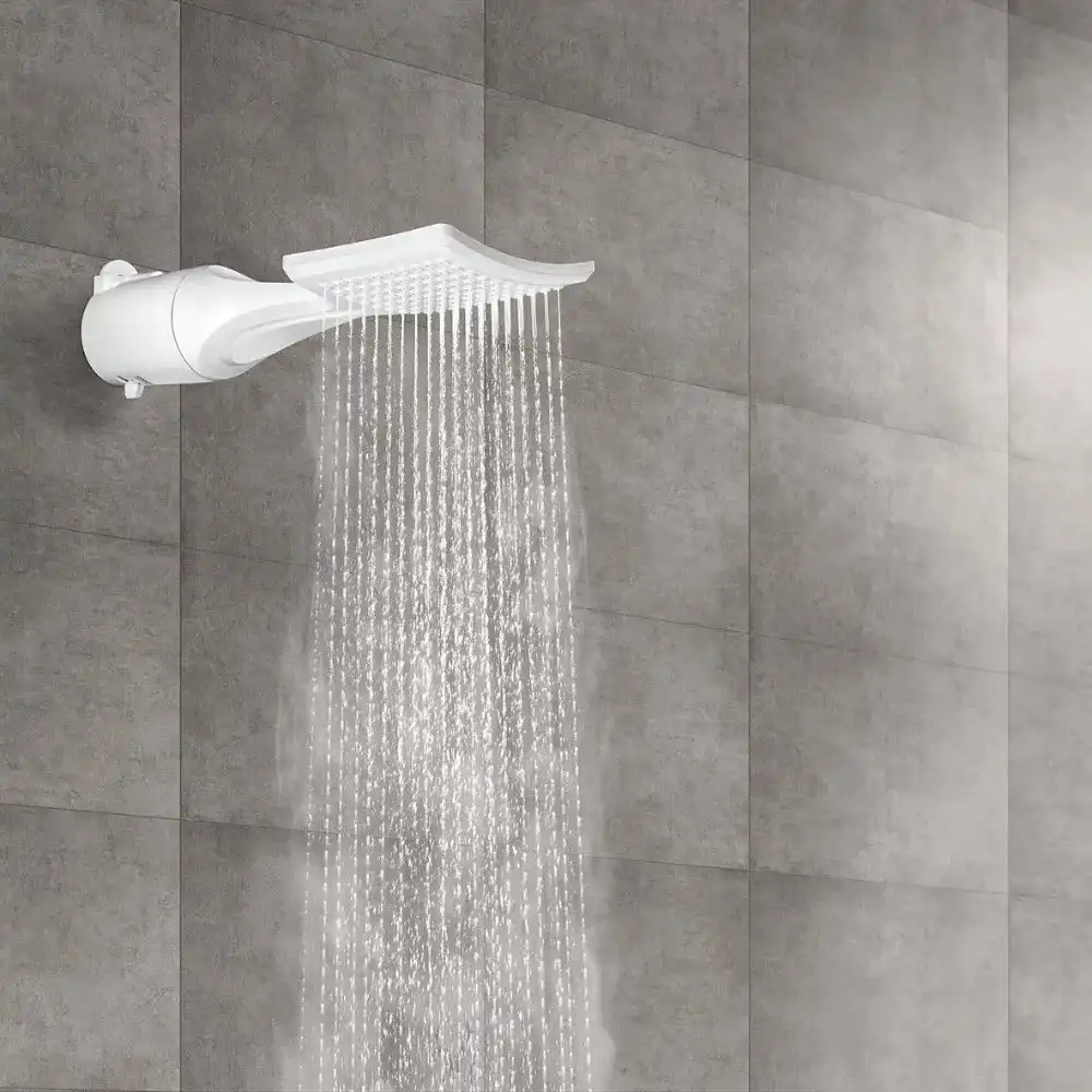 Chuveiro de banho Lorenzetti 220v moderno com jatos de água em um banheiro com paredes de azulejo cinza, ideal para relaxamento e higiene diaria.