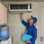 Técnico de manutenção mostrando como instalar ar condicionado