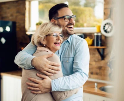 Mãe e filho se abraçando com alegria em ambiente acolhedor, transmitindo amor e conexão familiar, ideal para temas de carinho e relacionamento familiar. Para conteúdo sobre o que comprar para dia das mães